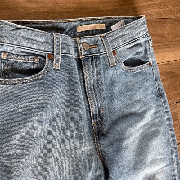 Levi’s High Waisted Mom Jeans | Size 25 x 27 | Medium Wash - Picture 5 of 8